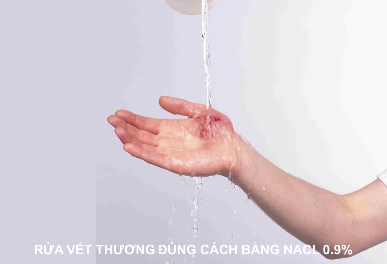 rửa vết thương bằng nước muối tốt không